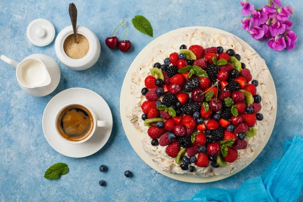 Torta Meringa Pavlova Con Frutta Fresca Vista Dall Alto — Foto Stock