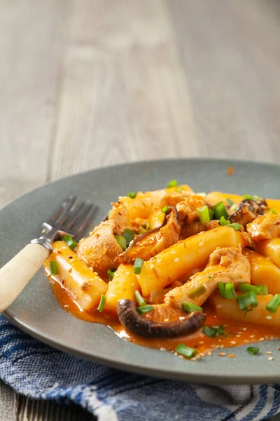 Tagliatelle Riso Tradizionale Coreano Tteokbokki Con Pollo Verdure Funghi Shitake — Foto Stock