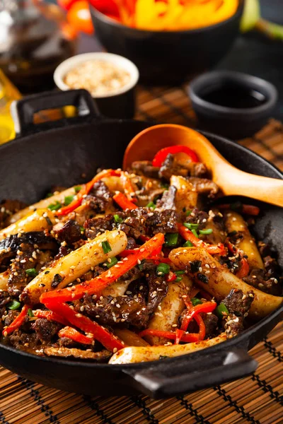 Traditionelle Koreanische Tteokbokki Reisnudeln Mit Rindfleisch Gemüse Und Shitake Pilzen — Stockfoto