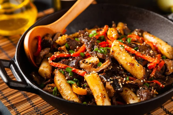 Traditionelle Koreanische Tteokbokki Reisnudeln Mit Rindfleisch Gemüse Und Shitake Pilzen — Stockfoto