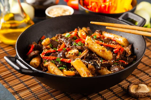 Nouilles Riz Tteokbokki Traditionnelles Coréennes Bœuf Aux Légumes Aux Champignons — Photo