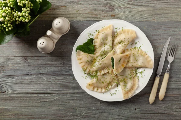 Dumplingar Med Spenat Toppad Med Smält Smör Och Beströdd Med — Stockfoto