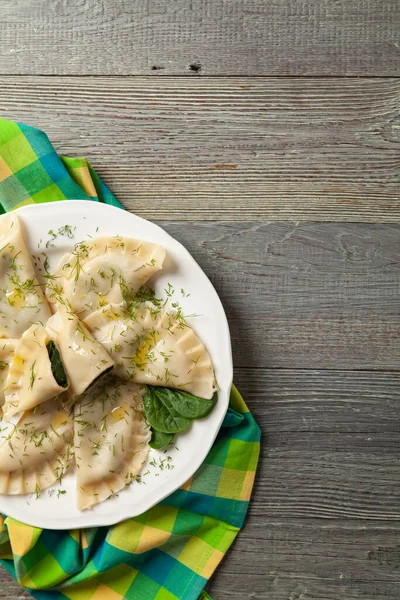 Dumplingar Med Spenat Toppad Med Smält Smör Och Beströdd Med — Stockfoto