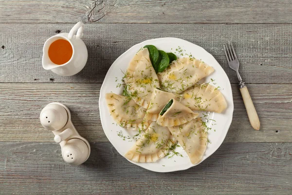 Dumplings Con Espinacas Cubierto Con Mantequilla Derretida Espolvoreado Con Eneldo —  Fotos de Stock