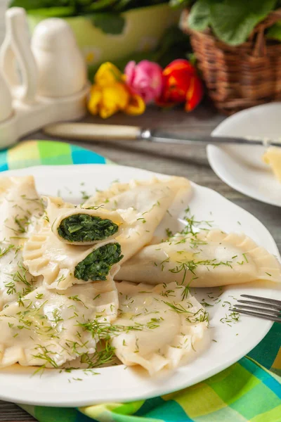 Dumplings Con Espinacas Cubierto Con Mantequilla Derretida Espolvoreado Con Eneldo —  Fotos de Stock