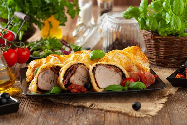 Gebakken Biefstuk Bladerdeeg Gesneden Stukken Geserveerd Met Zongedroogde Tomaten Salade — Stockfoto