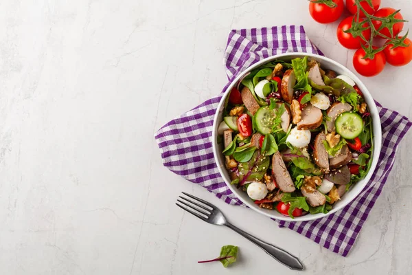 Salada Com Lombo Porco Pepino Fresco Mussarela Vista Superior — Fotografia de Stock