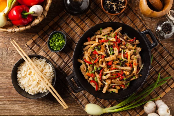 Chuleta Cerdo Con Pimientos Champiñones Bambú Servido Con Arroz Arriba — Foto de Stock