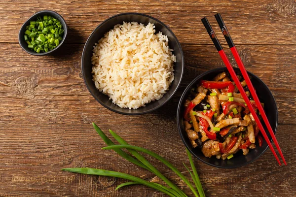 Varkensvlees Met Paprika Champignons Bamboe Gediend Met Rijst Omlaag — Stockfoto