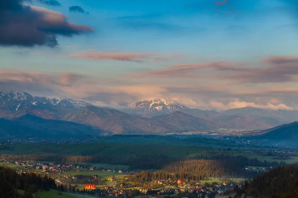 タトラ山脈の上にカラフルな夕日 ポーランド — ストック写真