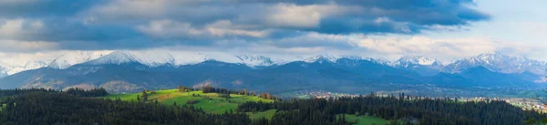 Ein Wunderschönes Panorama Der Gesamten Tatra Gebirgskette Die Bunten Sonnenstrahlen — Stockfoto