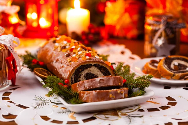 Mohnroulade Weihnachtsdekoration Serviert Mit Kaffee Oder Tee Frontansicht — Stockfoto