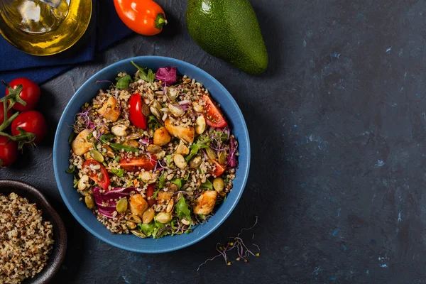 Kinoalı Salata Avokado Tavuk Üst Manzara Mavi Bir Kasede Servis — Stok fotoğraf