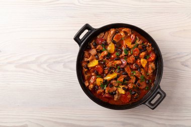 Sucuklu domuz güveci ve siyah fasulye. Portakallı ve acı biberli. Tortilla ile mükemmel..