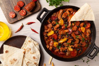 Sucuklu domuz güveci ve siyah fasulye. Portakallı ve acı biberli. Tortilla ile mükemmel..