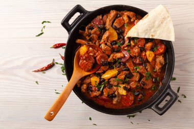 Sucuklu domuz güveci ve siyah fasulye. Portakallı ve acı biberli. Tortilla ile mükemmel..