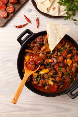 Sucuklu domuz güveci ve siyah fasulye. Portakallı ve acı biberli. Tortilla ile mükemmel..