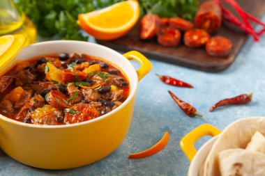 Sucuklu domuz güveci ve siyah fasulye. Portakallı ve acı biberli. Tortilla ile mükemmel..