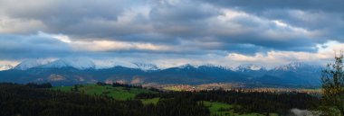 Tatra Dağları 'nın her yerinden güzel bir manzara. Güneşin renkli ışınları karla kaplı, beyaz dağları aydınlatır. Güneşin doğuşundaki manzara. Polonya