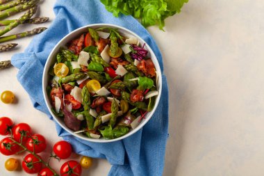 Kuşkonmaz ve pastırmalı salata. Üst görünüm. 