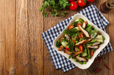 Izgara dana eti, pancar kökü ve salatalık ile nefis salata. Üst görünüm. 