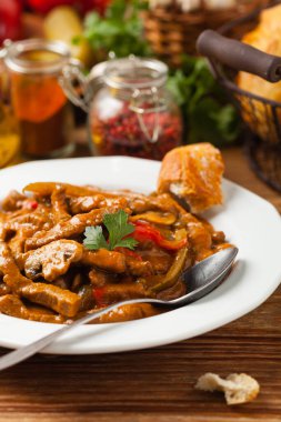 Boeuf, Stroganow, Strogonow. Klasik, Rus sığır güveci. Beyaz tabakta servis edilmiş. Ön manzara. Doğal arkaplan.   