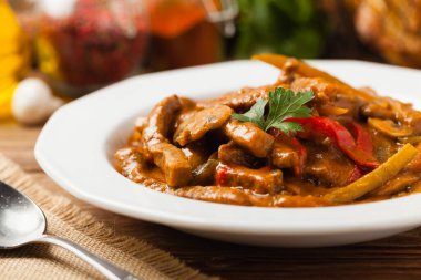 Boeuf, Stroganow, Strogonow. Klasik, Rus sığır güveci. Beyaz tabakta servis edilmiş. Ön manzara. Doğal arkaplan.   