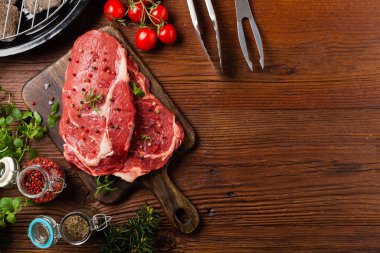 Çiğ biftek, ızgara için hazır. Izgara aksesuarları. Kavram. Açıklama için boş yer. Üst görünüm.