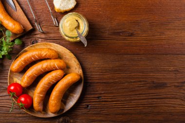Çiğ, hazır sosisler. Izgara aksesuarları. Kavram. Tarif için yer. Üst görünüm. 