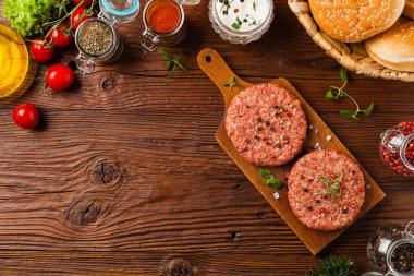 Çiğ sığır burger, ızgara için hazır. Izgara aksesuarları. Kavram. Açıklama için boş yer. Üst görünüm.