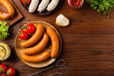 Çiğ, hazır sosisler. Izgara aksesuarları. Kavram. Tarif için yer. Üst görünüm. 