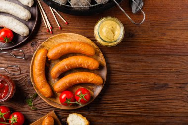 Çiğ, hazır sosisler. Izgara aksesuarları. Kavram. Tarif için yer. Üst görünüm. 