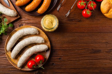 Çiğ, hazır sosisler. Izgara aksesuarları. Kavram. Tarif için yer. Üst görünüm. 