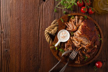 Tahtada domuz eti var. Üst görünüm.