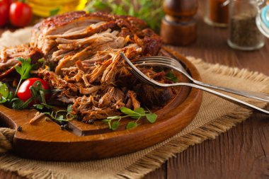 Tahtada domuz eti var..