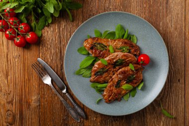 Saltimbocca. Adaçayı ve Parma jambonlu dana şnitzel. İtalyan spesiyali. Üst görünüm.