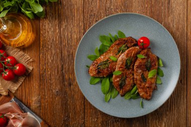 Saltimbocca. Adaçayı ve Parma jambonlu dana şnitzel. İtalyan spesiyali. Üst görünüm.