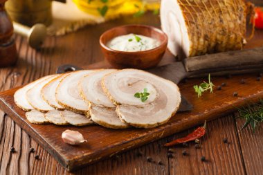 Pastırma lapası. Dilimlenmiş et ve beyaz sosla servis edilir. Ön görünüm.