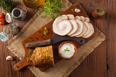 Pastırma lapası. Dilimlenmiş et ve beyaz sosla servis edilir. Üst görünüm.