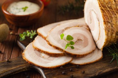 Pastırma lapası. Dilimlenmiş et ve beyaz sosla servis edilir. Ön görünüm.