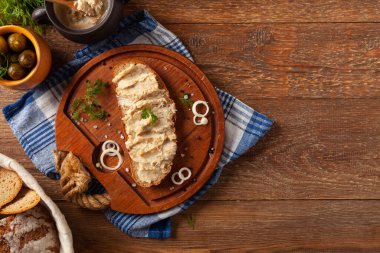 Domuz yağı ve salatalık turşulu sandviç. Geleneksel olarak çıtırtılı ve soğanlı domuz yağı. Dereotuyla süslenmiş..