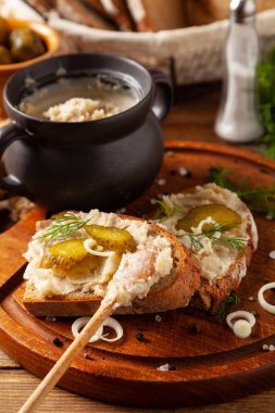 Domuz yağı ve salatalık turşulu sandviç. Geleneksel olarak çıtırtılı ve soğanlı domuz yağı. Dereotuyla süslenmiş..