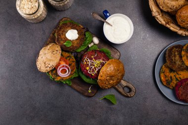 Havuçlu sebze burger, pancar kökü ve mantar. Üst Manzara. Siyah arkaplan.