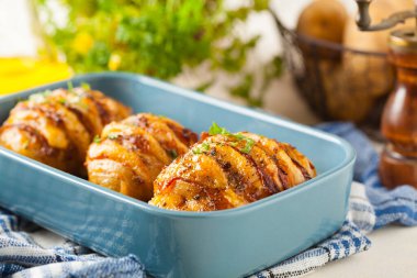 İsveççe fırında patates. Hasselback. Peynir ve pastırmayla doldurulmuş. Üst görünüm. 