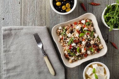 Kırmızı pirinçli moda öğle yemeği, sebze ve sebze karışımı. Üst Manzara. Gri ahşap arka planda beyaz kasede servis ediliyor.. 