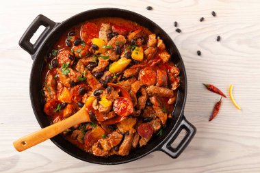 Sucuklu domuz güveci ve siyah fasulye. Portakallı ve acı biberli. Tortilla ile mükemmel..