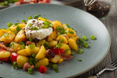 Geleneksel Amerikan haşlaması ve sahanda yumurta. Ön görünüm. 