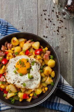 Geleneksel Amerikan haşlaması ve sahanda yumurta. Üst görünüm. 