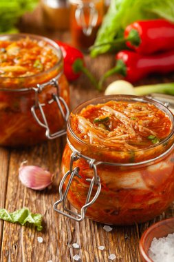 Kimçi lahanası. Bulaşıklara ek olarak mükemmel ya da ayrı ayrı yenmiş. Ön görünüm.