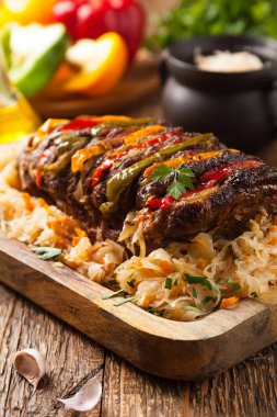 Lahana turşusuyla kızartılmış domuz budu. Ahşap arkaplan.